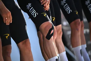 52nd Volta ao Algarve em Bicicleta 2026 – Stage 2 A cyclist's knee with tape.
