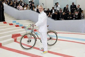 The 2023 Met Gala Celebrating “Karl Lagerfeld: A Line Of Beauty” – Arrivals NEW YORK, NEW YORK - MAY 01: David Byrne attends The 2023 Met Gala Celebrating "Karl Lagerfeld: A Line Of Beauty" at The Metropolitan Museum of Art on May 01, 2023 in New York City. (Photo by Mike Coppola/Getty Images)