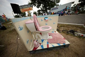 Le Tour de France 2017 – Stage Nineteen EMBRUN, FRANCE - JULY 21: Cyclists pass a fake toilet with a sign that reads 'La Toilette du Dumoulin' during stage 19 of the 2017 Le Tour de France, a 222.5km stage from Embrun to Salon-de-Provence on July 21, 2017 in Embrun, France. (Photo by Chris Graythen/Getty Images)