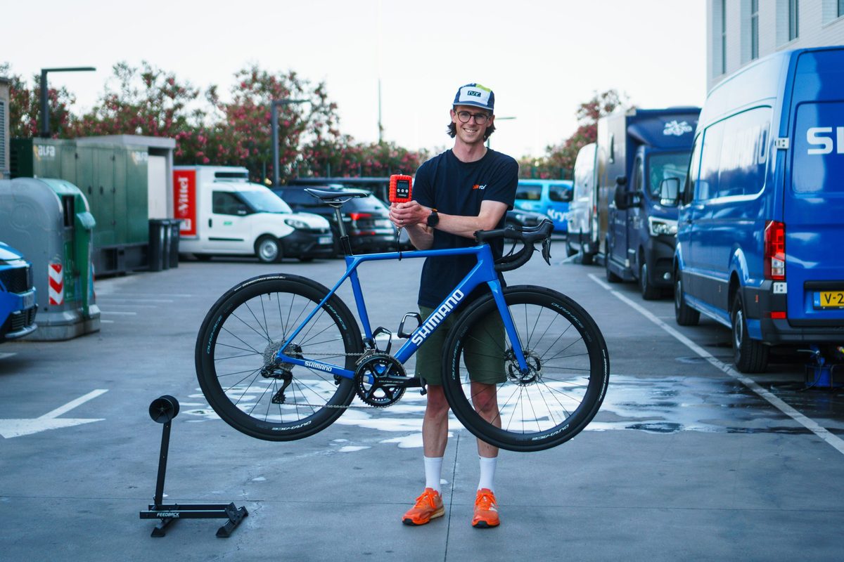 The bike no Tour de France pro wants to ride: Shimano's neutral service bike has a ten-year-old frame and a dropper post