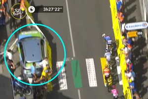 L’Equipe_TDF_Car crash_01_a A L'Équipe car after crashing into the finish line barriers during stage 9 of the 2026 Tour de France