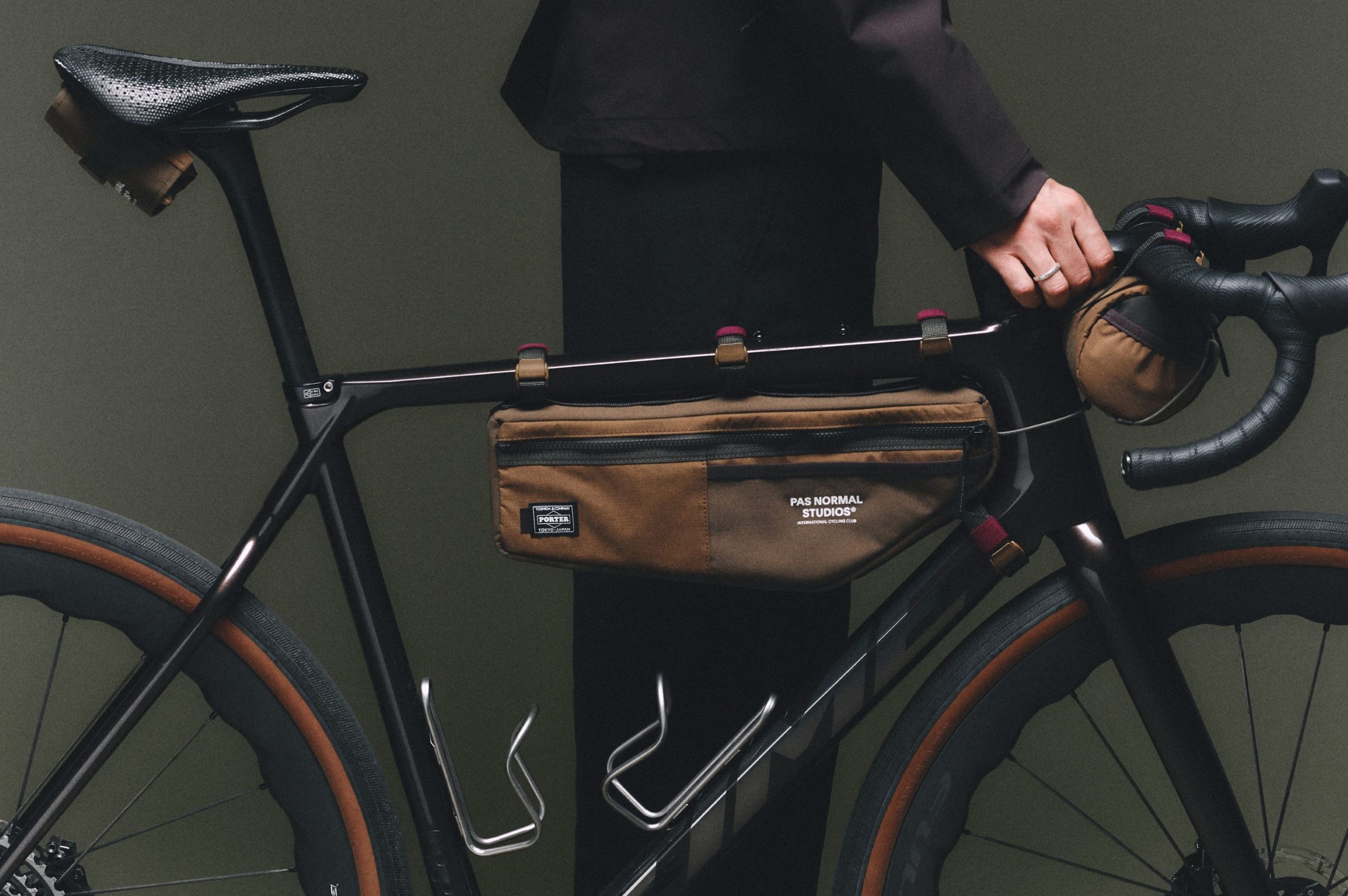 PORTER ケース PAS NORMAL STUDIOS Pas Normal Studios and Japanese luggage brand Porter add a bar bag