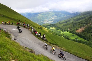 108th Tour de France 2021 – Stage 17 SAINT-LARY-SOULAN COL DU PORTET, FRANCE - JULY 14: Richard Carapaz of Ecuador and Team INEOS Grenadiers, Tadej Pogačar of Slovenia and UAE-Team Emirates Yellow Leader Jersey & Jonas Vingegaard of Denmark and Team Jumbo-Visma White Best Young Rider Jersey in the Breakaway at Col du Portet (2215m) during the 108th Tour de France 2021, Stage 17 a 178,4km stage from Muret to Saint-Lary-Soulan Col du Portet 2215m / Landscape / Fans / Public / Mountains / @LeTour / #TDF2021 / on July 14, 2021 in Saint-Lary-Soulan Col du Portet, France. (Photo by Tim de Waele/Getty Images)