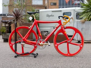 IMG_9041 The futuristic C35 frame combined with the classic ‘35th Anniversary’ Edition Campag Record GOLD PLATED gruppo took my breath away…