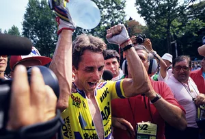 Tour de France Greg LeMond celebrates winning the 1989 Tour de France after stage 21 into Paris. (Photo by Graham Watson/Getty Images)