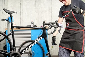 Oscar Huckle bleeding SRAM brake. Oscar Huckle bleeding SRAM brake.