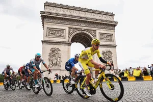 TOPSHOT-CYCLING-TDF-2025-STAGE 21 TOPSHOT - Guest and UAE Team Emirates - XRG team's Slovenian rider Tadej Pogacar wearing the overall leader's yellow jersey cycles with the pack of riders (peloton) past the Arc de Triomphe on Place Charles de Gaulle during the 21st and final stage of the 112th edition of the Tour de France cycling race, 132.3 km between Mantes-la-Ville and Paris' Champs-Elysees Avenue, on July 27, 2025. (Photo by Anne-Christine POUJOULAT / AFP via Getty Images)