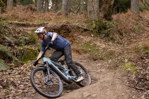 Raymon Ravor Ultra cornering on woodland trail Rider cornering the Raymon Ravor Ultra e-MTB on a rocky woodland trail