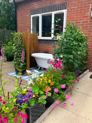 outdoor-bath4 An outdoor bathtub setup