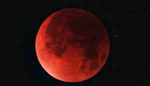 GettyImages-2234215780 (1) Blood moon eclipse seen close up