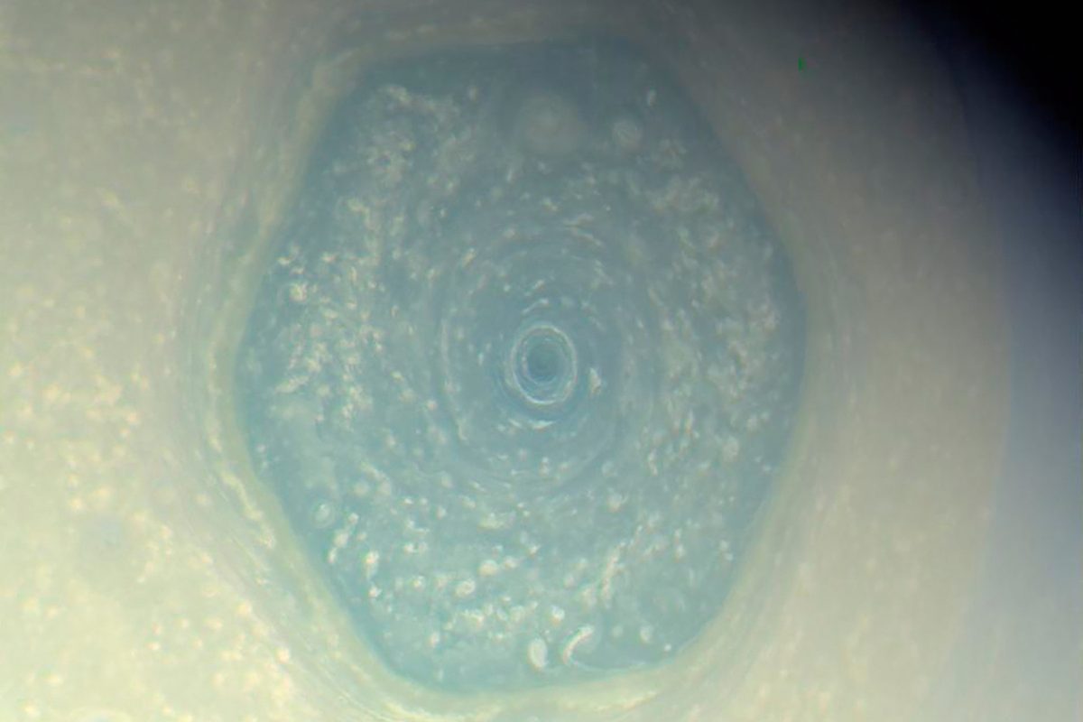Die NASA hat ein mysteriöses riesiges Sechseck über dem Nordpol des Saturn ...