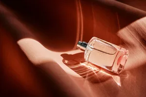 The best scent to attract a partner A perfume bottle on a terracotta background