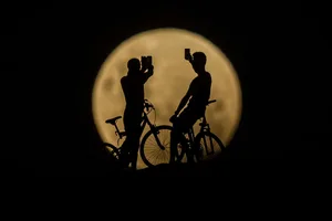 Photograph full Moon with a smartphone. Credit: Paul Kane/Getty Images Photograph full Moon with a smartphone. Credit: Paul Kane/Getty Images