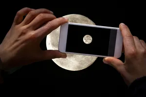Photograph the full Moon with your smartphone. Credit: Brigitte Blättler / Getty Images Photograph the full Moon with your smartphone. Credit: Brigitte Blättler / Getty Images