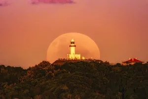 The Strawberry Moon captured by Taran Sohal over Byron Bay Lighthouse, New South Wales, Australia, 11 June 2025, 16:41 local time. Equipment: Sony A7 IV camera, Sony 200-600mm f/5.6 lens, Sirui tripod. Exposure: Single exposure at f/11, ISO 320, shutter 1/100. Processing: Adobe Photoshop 2025 The Strawberry Moon captured by Taran Sohal over Byron Bay Lighthouse, New South Wales, Australia, 11 June 2025, 16:41 local time. Equipment: Sony A7 IV camera, Sony 200-600mm f/5.6 lens, Sirui tripod. Exposure: Single exposure at f/11, ISO 320, shutter 1/100. Processing: Adobe Photoshop 2025