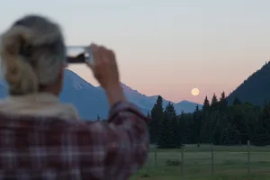 Photograph a full Moon with a smartphone. Credit: AscentXmedia / Getty Images Photograph a full Moon with a smartphone. Credit: AscentXmedia / Getty Images