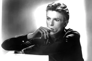 David-Bowie-1976-Portrait David Bowie poses for a portrait in 1976