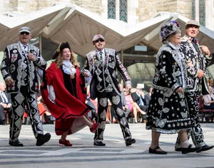 What are pearly kings and queens What are pearly kings and queens