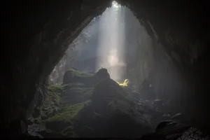 Sunbeam inside dark Son Doong cave in Phong Nha-Ke Bang National Park, Quang Binh Province, Vietnam Hang Son Đoòng