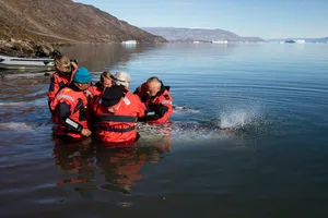 CEEG-capture9 Researchers tagging narwhals