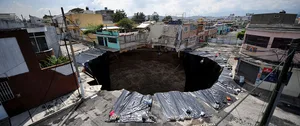 TO GO WITH AFP STORY BY EDGAR CALDERON V View of a huge crater caused by tropical storm Agatha, in Guatemala City, on June 3, 2010