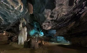 Screaming_monster_main_cavern Guyermer, CC BY-SA 3.0 <https://creativecommons.org/licenses/by-sa/3.0>, via Wikimedia Commons