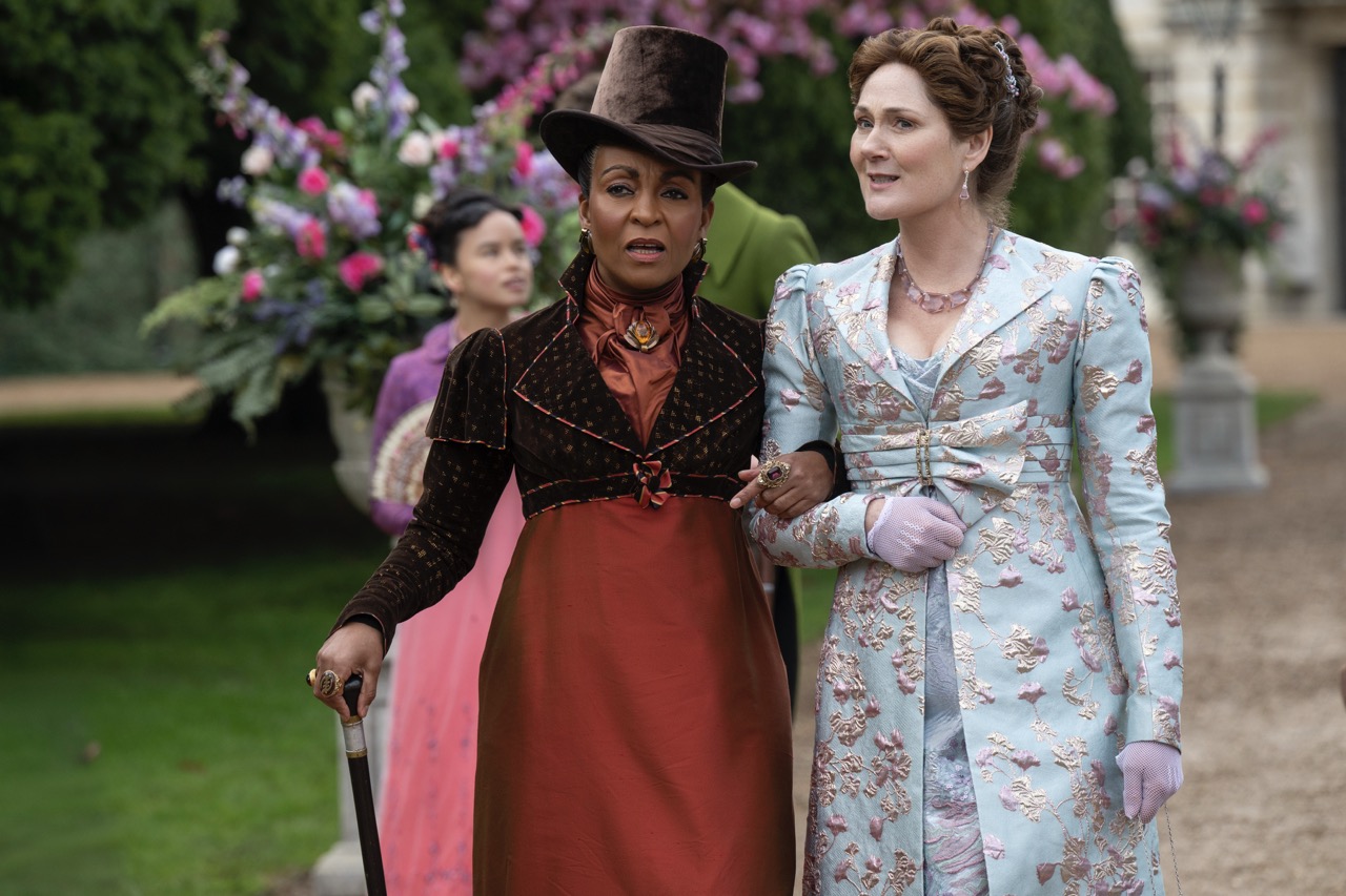 Adjoa Andoh as Lady Danbury, Ruth Gemmell as Lady Violet Bridgerton in Bridgerton