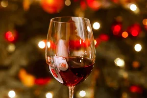 best-wines-pairing-header Glass of wine with a Christmassy background