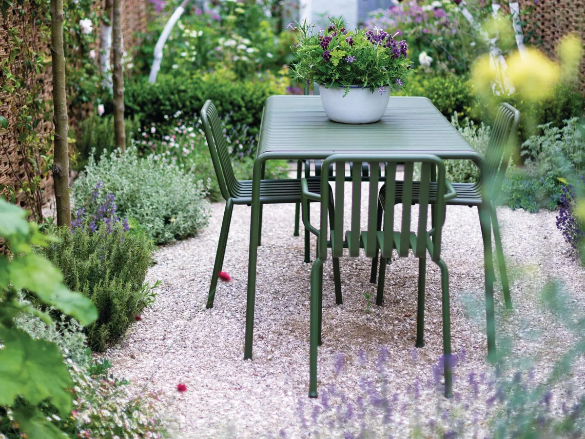 A Whitstable garden designed by Farlam & Chandler, featuring Hay Palissade furniture
