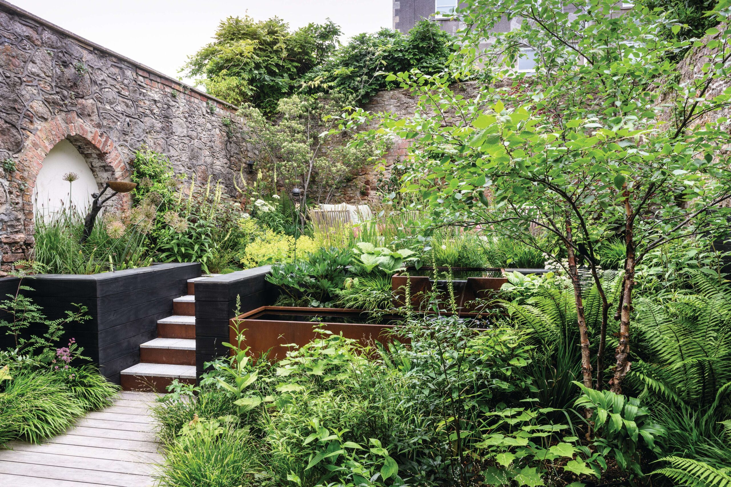 Harley Mews: a lush small Bristol garden